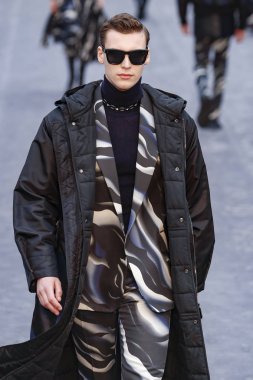 Milan, Italya-23 Şubat: bir model Milan Moda Haftası Sonbahar/Kış 2019/20 tarihinde Roberto Cavalli Show 'da pist yürüyor 23 Şubat, 2019 Milan, Italya.