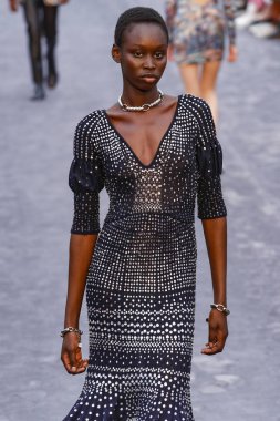 Milan, Italya-23 Şubat: bir model Milan Moda Haftası Sonbahar/Kış 2019/20 tarihinde Roberto Cavalli Show 'da pist yürüyor 23 Şubat, 2019 Milan, Italya.