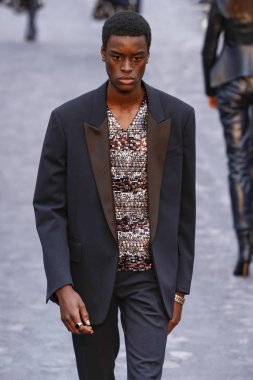 Milan, Italya-23 Şubat: bir model Milan Moda Haftası Sonbahar/Kış 2019/20 tarihinde Roberto Cavalli Show 'da pist yürüyor 23 Şubat, 2019 Milan, Italya.