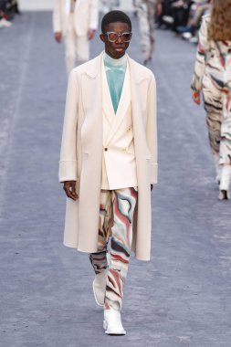 Milan, Italya-23 Şubat: bir model Milan Moda Haftası Sonbahar/Kış 2019/20 tarihinde Roberto Cavalli Show 'da pist yürüyor 23 Şubat, 2019 Milan, Italya.