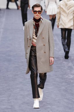 Milan, Italya-23 Şubat: bir model Milan Moda Haftası Sonbahar/Kış 2019/20 tarihinde Roberto Cavalli Show 'da pist yürüyor 23 Şubat, 2019 Milan, Italya.