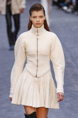 Milan, Italya-23 Şubat: bir model Milan Moda Haftası Sonbahar/Kış 2019/20 tarihinde Roberto Cavalli Show 'da pist yürüyor 23 Şubat, 2019 Milan, Italya.