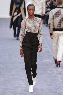 Milan, Italya-23 Şubat: bir model Milan Moda Haftası Sonbahar/Kış 2019/20 tarihinde Roberto Cavalli Show 'da pist yürüyor 23 Şubat, 2019 Milan, Italya.