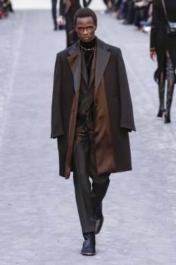 Milan, Italya-23 Şubat: bir model Milan Moda Haftası Sonbahar/Kış 2019/20 tarihinde Roberto Cavalli Show 'da pist yürüyor 23 Şubat, 2019 Milan, Italya.