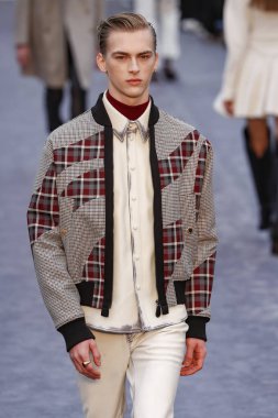 Milan, Italya-23 Şubat: bir model Milan Moda Haftası Sonbahar/Kış 2019/20 tarihinde Roberto Cavalli Show 'da pist yürüyor 23 Şubat, 2019 Milan, Italya.