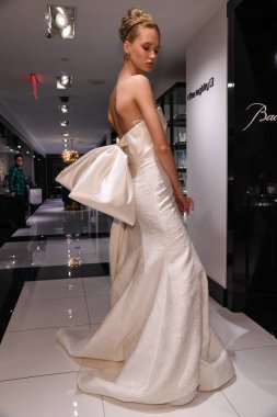 New York, NY-10 Nisan: model Milena Garbo Gracy Accad Bahar sırasında gelin elbisesi sunumu 2020 Nisan 'da Blumingdales NY de gelin sunumu 10, 2019 NYC.