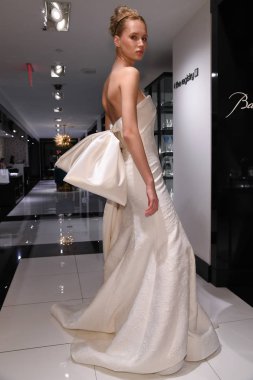 New York, NY-10 Nisan: model Milena Garbo Gracy Accad Bahar sırasında gelin elbisesi sunumu 2020 Nisan 'da Blumingdales NY de gelin sunumu 10, 2019 NYC.