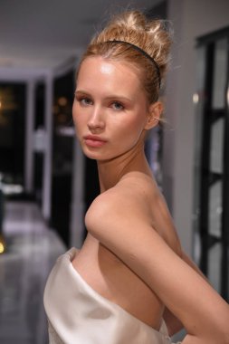 New York, NY-10 Nisan: model Milena Garbo Gracy Accad Bahar sırasında gelin elbisesi sunumu 2020 Nisan 'da Blumingdales NY de gelin sunumu 10, 2019 NYC.