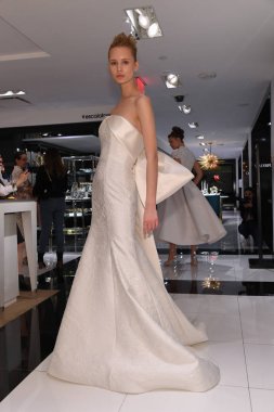 New York, NY-10 Nisan: model Milena Garbo Gracy Accad Bahar sırasında gelin elbisesi sunumu 2020 Nisan 'da Blumingdales NY de gelin sunumu 10, 2019 NYC.