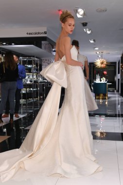 New York, NY-10 Nisan: model Milena Garbo Gracy Accad Bahar sırasında gelin elbisesi sunumu 2020 Nisan 'da Blumingdales NY de gelin sunumu 10, 2019 NYC.