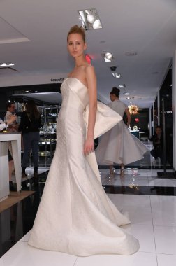 New York, NY-10 Nisan: model Milena Garbo Gracy Accad Bahar sırasında gelin elbisesi sunumu 2020 Nisan 'da Blumingdales NY de gelin sunumu 10, 2019 NYC.