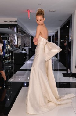 New York, NY-10 Nisan: model Milena Garbo Gracy Accad Bahar sırasında gelin elbisesi sunumu 2020 Nisan 'da Blumingdales NY de gelin sunumu 10, 2019 NYC.