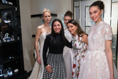 New York, Ny - 10 Nisan: Modeller, tasarımcı Gracy Accad (C) ve Atelier Pr personeli Nisan'da Blumingdales de Gracy Accad Bahar 2020 gelinlik sunumu sırasında prosing 10, 2019 Nyc.