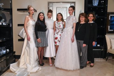 New York, Ny - 10 Nisan: Modeller, tasarımcı Gracy Accad (C) ve Atelier Pr personeli Nisan'da Blumingdales de Gracy Accad Bahar 2020 gelinlik sunumu sırasında prosing 10, 2019 Nyc.