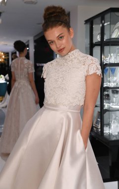 New York, NY-10 Nisan: model Katya Kulyzhka Gracy Accad Bahar sırasında gelin elbisesi sunan 2020 Nisan 'da Blumingdales NY de gelin sunumu 10, 2019 NYC.