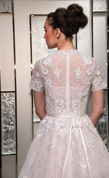 4月10日 模特希瑟阿博夫在纽约时装周上的格雷西 阿卡德2020年春季婚礼上摆姿势 2019年4月10日在纽约的新娘 — 图库照片