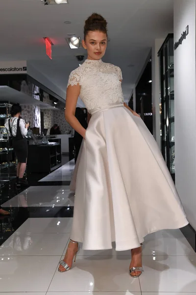 Nova Iorque Abril Modelo Katya Kulyzhka Apresentando Vestido Noiva Durante — Fotografia de Stock
