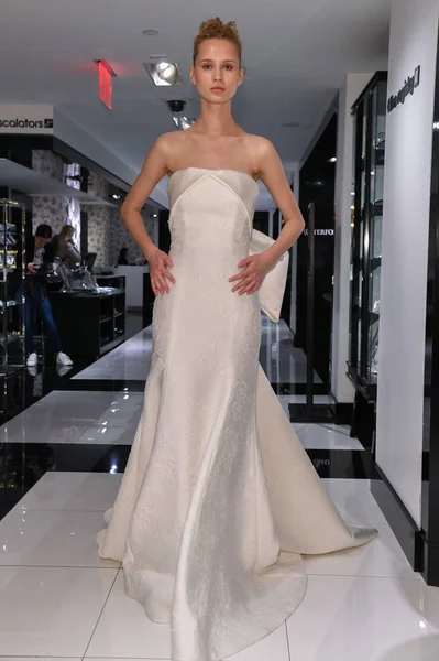 New York Aprile Modella Milena Garbo Presenta Abito Sposa Durante — Foto Stock