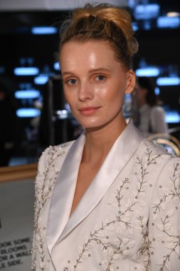 New York, Ny - 10 Nisan: New York Moda Haftası'nda Gracy Accad İlkbahar 2020 gelinlik sunumu sırasında model sunan elbise: Gelinlik Nisan'da 10, 2019 Nyc.