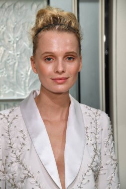 New York, Ny - 10 Nisan: New York Moda Haftası'nda Gracy Accad İlkbahar 2020 gelinlik sunumu sırasında gelinlik sunan model: Nisan'da Gelinlik 10, 2019 Nyc.