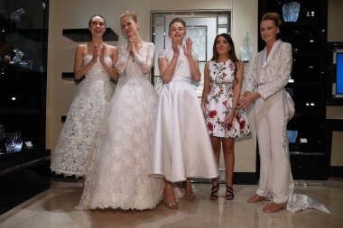 New York, Ny - 10 Nisan: Tasarımcı Gracy Accad ve Modeller Nisan'da Blumingdales mağazasında Gracy Accad Bahar 2020 gelinlik sunumu sırasında fotoğrafçılar için poz 10, 2019 Nyc.