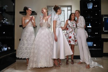 New York, Ny - 10 Nisan: Tasarımcı Gracy Accad ve Modeller Nisan'da Blumingdales mağazasında Gracy Accad Bahar 2020 gelinlik sunumu sırasında fotoğrafçılar için poz 10, 2019 Nyc.