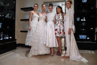 New York, Ny - 10 Nisan: Tasarımcı Gracy Accad ve Modeller Nisan'da Blumingdales mağazasında Gracy Accad Bahar 2020 gelinlik sunumu sırasında fotoğrafçılar için poz 10, 2019 Nyc.