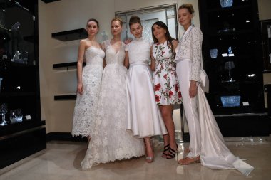 New York, Ny - 10 Nisan: Tasarımcı Gracy Accad ve Modeller Nisan'da Blumingdales mağazasında Gracy Accad Bahar 2020 gelinlik sunumu sırasında fotoğrafçılar için poz 10, 2019 Nyc.