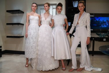 New York, NY-10 Nisan: model New York moda haftası 'nda Gracy Accad Spring 2020 gelin sunumu sırasında elbiseler sunan: gelin 10 Nisan, 2019 NYC.