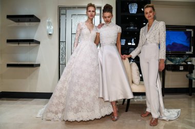 New York, NY-10 Nisan: model New York moda haftası 'nda Gracy Accad Spring 2020 gelin sunumu sırasında elbiseler sunan: gelin 10 Nisan, 2019 NYC.