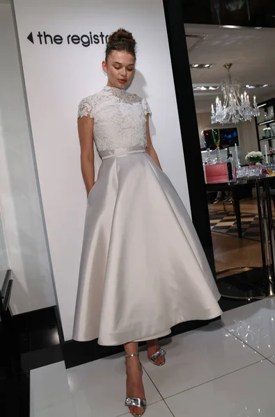 Nueva York Abril Modelo Katya Kulyzhka Presenta Vestido Novia Durante —  Fotos de Stock