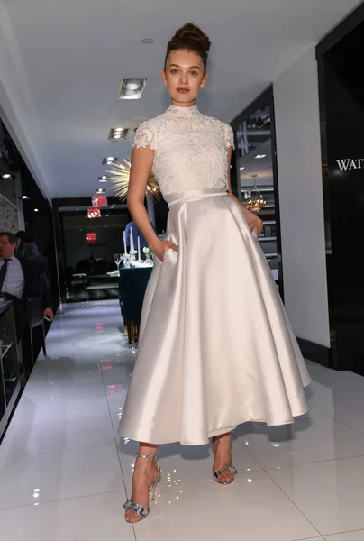 New York April Model Katya Kulyzhka Presenting Bridal Gown Gracy — 图库照片