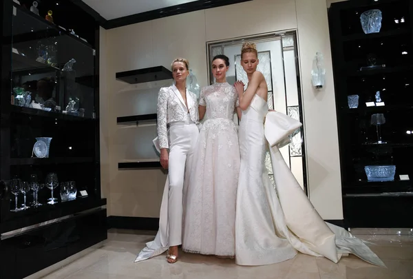 Nueva York Abril Modelos Presentando Vestidos Durante Presentación Nupcial Gracy — Foto de Stock