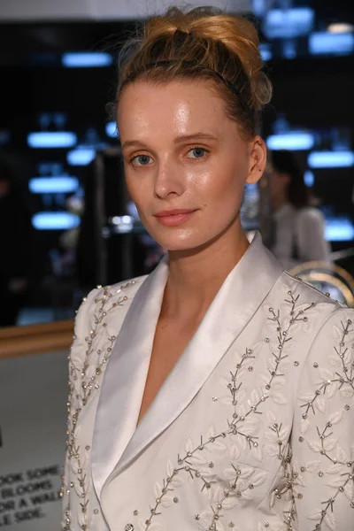 New York, Ny - 10 Nisan: New York Moda Haftası'nda Gracy Accad İlkbahar 2020 gelinlik sunumu sırasında model sunan elbise: Gelinlik Nisan'da 10, 2019 Nyc.