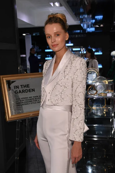 New York, Ny - 10 Nisan: New York Moda Haftası'nda Gracy Accad İlkbahar 2020 gelinlik sunumu sırasında model sunan elbise: Gelinlik Nisan'da 10, 2019 Nyc.