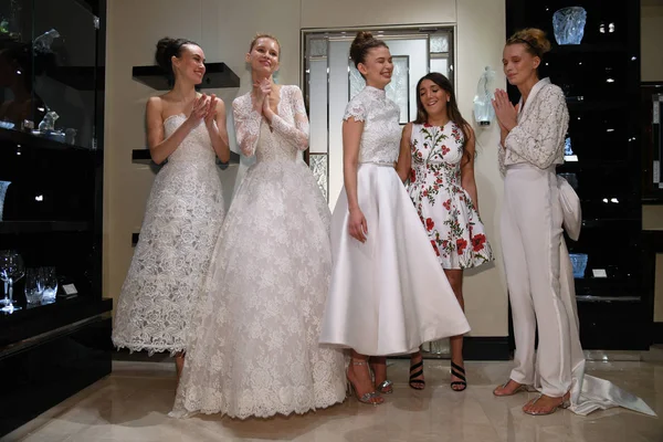 New York, Ny - 10 Nisan: Tasarımcı Gracy Accad ve Modeller Nisan'da Blumingdales mağazasında Gracy Accad Bahar 2020 gelinlik sunumu sırasında fotoğrafçılar için poz 10, 2019 Nyc.