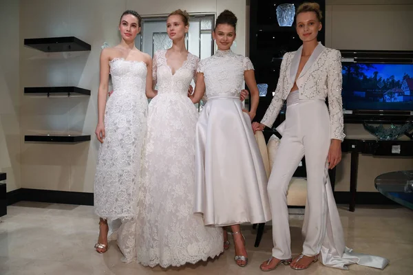 4月10日 模特们在纽约时装周上的格雷西 阿卡德2020春季婚礼上展示礼服 2019年4月10日在纽约的新娘 — 图库照片