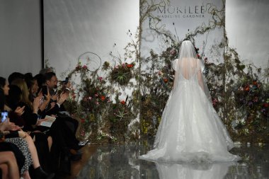 New York, Ny - 11 Nisan: Modeller New York Moda Haftası Madeline Gardner Bahar 2020 gelinlik defile morilee sırasında pist finali yürümek: Gelinlik Nisan'da 11, 2019 Nyc.