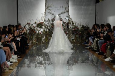 New York, Ny - 11 Nisan: Modeller New York Moda Haftası Madeline Gardner Bahar 2020 gelinlik defile morilee sırasında pist finali yürümek: Gelinlik Nisan'da 11, 2019 Nyc.