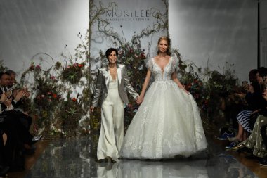 New York, Ny - 11 Nisan: Tasarımcı Madeline Gardner ve model New York Moda Haftası Madeline Gardner Bahar 2020 gelinlik defile morilee sırasında pist yürümek: Gelinlik Nisan'da 11, 2019 Nyc.