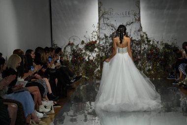 New York, Ny - 11 Nisan: Modeller New York Moda Haftası Madeline Gardner Bahar 2020 gelinlik defile morilee sırasında pist finali yürümek: Gelinlik Nisan'da 11, 2019 Nyc.