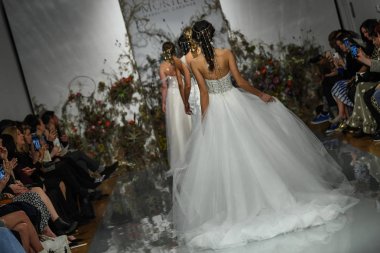 New York, Ny - 11 Nisan: Modeller New York Moda Haftası Madeline Gardner Bahar 2020 gelinlik defile morilee sırasında pist finali yürümek: Gelinlik Nisan'da 11, 2019 Nyc.