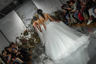 New York, Ny - 11 Nisan: Modeller New York Moda Haftası Madeline Gardner Bahar 2020 gelinlik defile morilee sırasında pist finali yürümek: Gelinlik Nisan'da 11, 2019 Nyc.