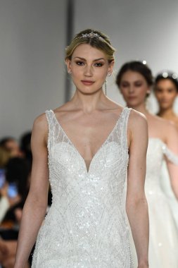 New York, Ny - 11 Nisan: Modeller New York Moda Haftası Madeline Gardner Bahar 2020 gelinlik defile morilee sırasında pist finali yürümek: Gelinlik Nisan'da 11, 2019 Nyc.