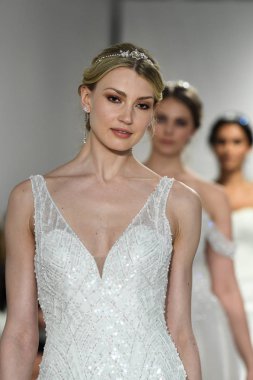 New York, Ny - 11 Nisan: Modeller New York Moda Haftası Madeline Gardner Bahar 2020 gelinlik defile morilee sırasında pist finali yürümek: Gelinlik Nisan'da 11, 2019 Nyc.