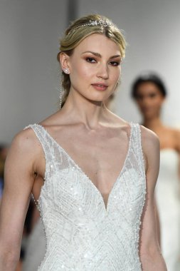 New York, Ny - 11 Nisan: Modeller New York Moda Haftası Madeline Gardner Bahar 2020 gelinlik defile morilee sırasında pist finali yürümek: Gelinlik Nisan'da 11, 2019 Nyc.