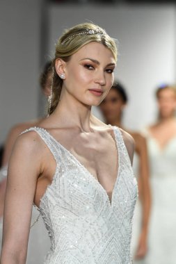 New York, Ny - 11 Nisan: Modeller New York Moda Haftası Madeline Gardner Bahar 2020 gelinlik defile morilee sırasında pist finali yürümek: Gelinlik Nisan'da 11, 2019 Nyc.
