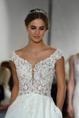 New York, Ny - 11 Nisan: Modeller New York Moda Haftası Madeline Gardner Bahar 2020 gelinlik defile morilee sırasında pist finali yürümek: Gelinlik Nisan'da 11, 2019 Nyc.