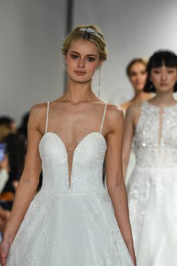 New York, Ny - 11 Nisan: Modeller New York Moda Haftası Madeline Gardner Bahar 2020 gelinlik defile morilee sırasında pist finali yürümek: Gelinlik Nisan'da 11, 2019 Nyc.
