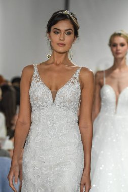 New York, Ny - 11 Nisan: Modeller New York Moda Haftası Madeline Gardner Bahar 2020 gelinlik defile morilee sırasında pist finali yürümek: Gelinlik Nisan'da 11, 2019 Nyc.